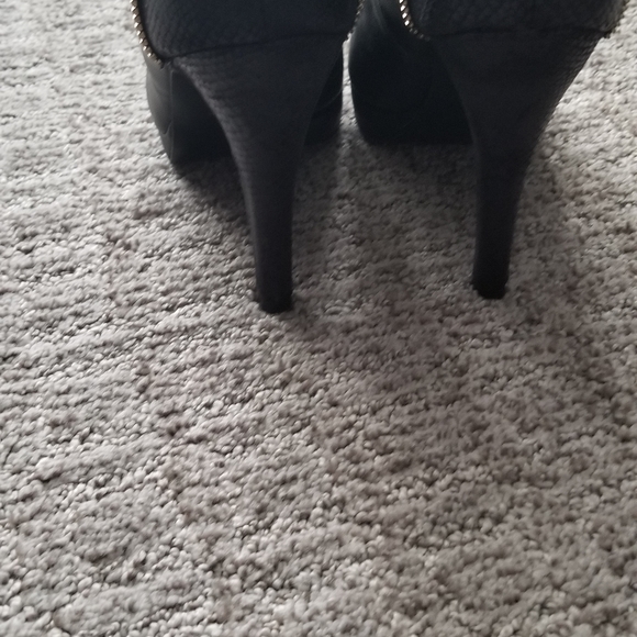 Shoes - Picture 2 of 4